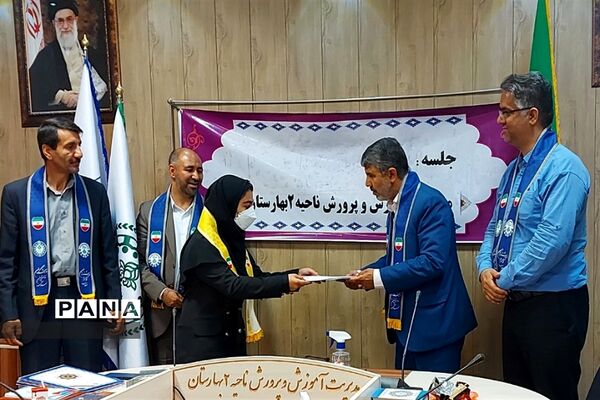 جلسه همفکری و تجلیل از مربیان پیشتاز و خبرنگاران فعال بهارستان‌دو