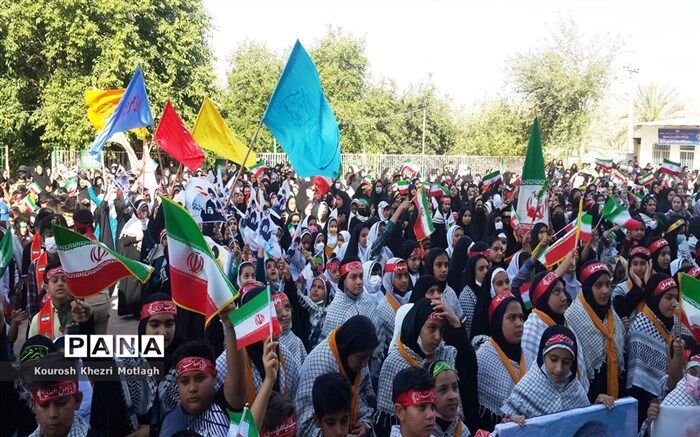 اجرای سرود سلام فرمانده توسط دانش‌آموزان شهرستان کازرون