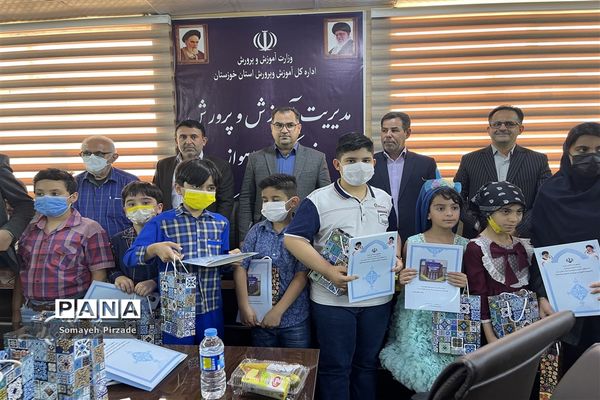 آیین تقدیر از خانواده‌های کوشا در جشنواره رنگین‌کمان ناحیه یک اهواز