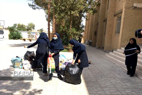 آموزش و فرهنگسازی تفکیک زباله در دبیرستان فرزانگان یزد