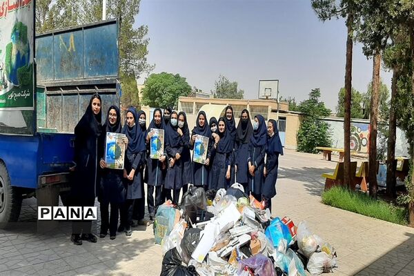 آموزش و فرهنگسازی تفکیک زباله در دبیرستان فرزانگان یزد