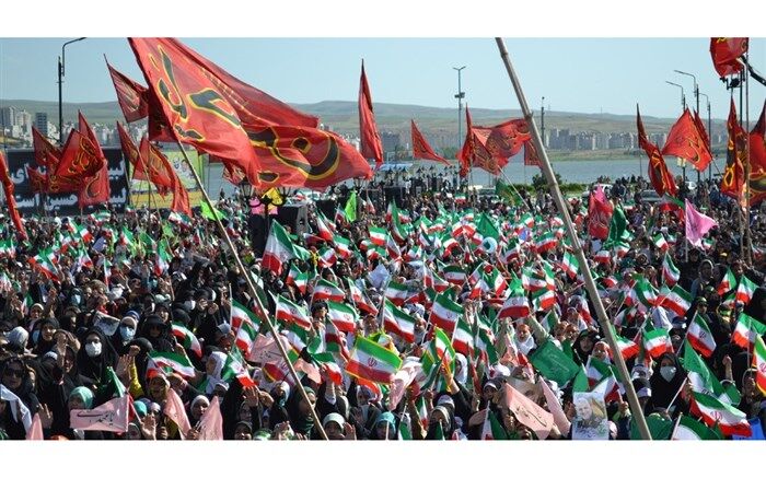 سرود سلام فرمانده دانش‌آموزان دهه نودی در اردبیل طنین‌انداز شد