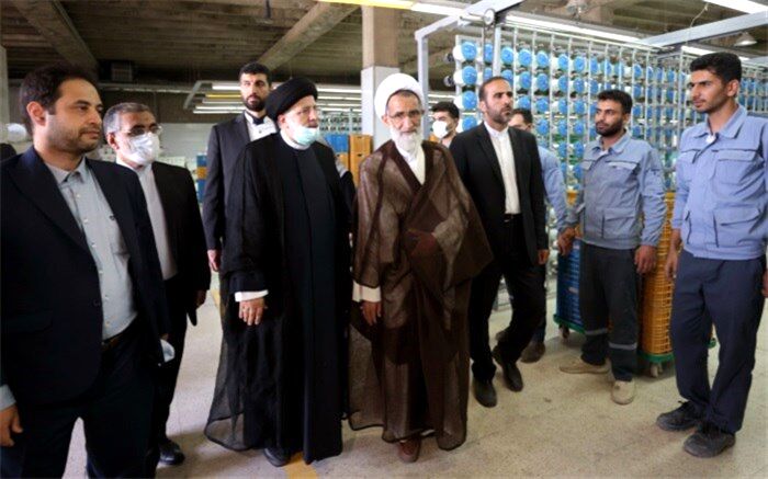 آیت‌الله رئیسی از بزرگترین کارخانه تولید پارچه چادر مشکی کشور بازدید کرد