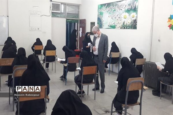 بازدید مدیر آموزش و پرورش منطقه 16 از حوزه‌های امتحانات نهایی 1401