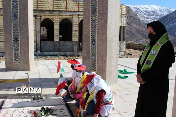 غبار روبی مزار شهدای گمنام توسط دانش‌آموزان پیشتاز شهر یاسوج به مناسب دهه بصیرت