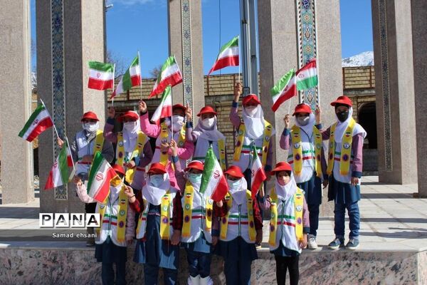 غبار روبی مزار شهدای گمنام توسط دانش‌آموزان پیشتاز شهر یاسوج به مناسب دهه بصیرت