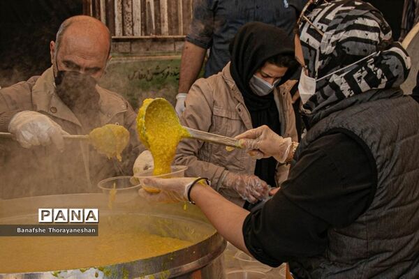 مراسم پخت و توزیع شله زرد به مناسبت سالگرد شهادت ام ابیها حضرت زهرا (س) در شیراز