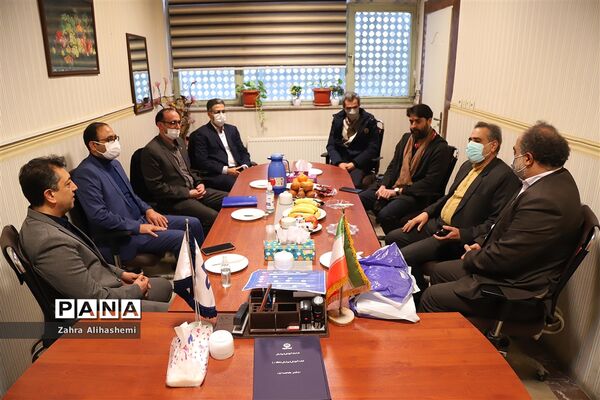 نشست مدیران سازمان دانش‌آموزی استان‌ها و مناطق شهر تهران با عوامل فیلم مرد نقره‌ای