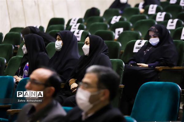 نشست مدیران سازمان دانش‌آموزی استان‌ها و مناطق شهر تهران با عوامل فیلم مرد نقره‌ای