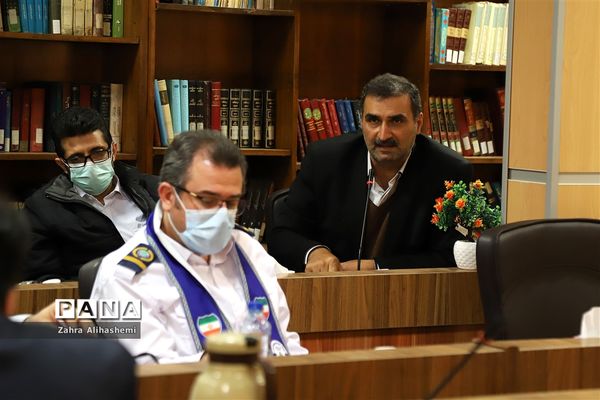 نشست مدیران سازمان دانش‌آموزی استان‌ها و مناطق شهر تهران با عوامل فیلم مرد نقره‌ای