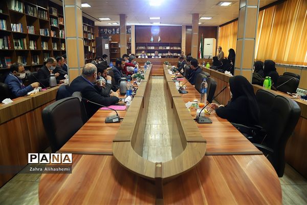 نشست مدیران سازمان دانش‌آموزی استان‌ها و مناطق شهر تهران با عوامل فیلم مرد نقره‌ای