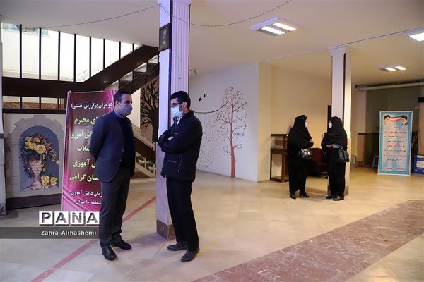 نشست مدیران سازمان دانش‌آموزی استان‌ها و مناطق شهر تهران با عوامل فیلم مرد نقره‌ای