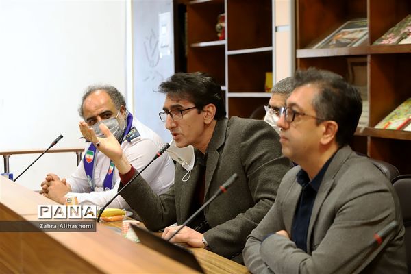 نشست مدیران سازمان دانش‌آموزی استان‌ها و مناطق شهر تهران با عوامل فیلم مرد نقره‌ای