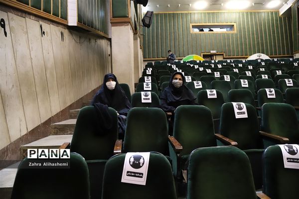 نشست مدیران سازمان دانش‌آموزی استان‌ها و مناطق شهر تهران با عوامل فیلم مرد نقره‌ای