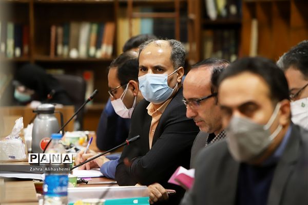 نشست مدیران سازمان دانش‌آموزی استان‌ها و مناطق شهر تهران با عوامل فیلم مرد نقره‌ای