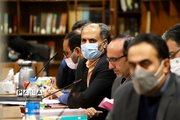 نشست مدیران سازمان دانش‌آموزی استان‌ها و مناطق شهر تهران با عوامل فیلم مرد نقره‌ای