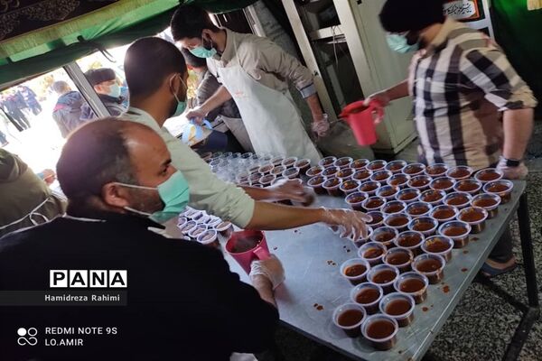 ایستگاه صلواتی؛ پخت و توزیع سمنو برای ۱۲۰۰۰ نفر