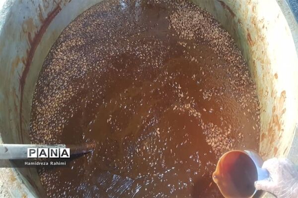 ایستگاه صلواتی؛ پخت و توزیع سمنو برای ۱۲۰۰۰ نفر