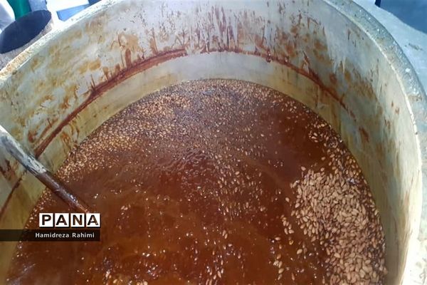 ایستگاه صلواتی؛ پخت و توزیع سمنو برای ۱۲۰۰۰ نفر