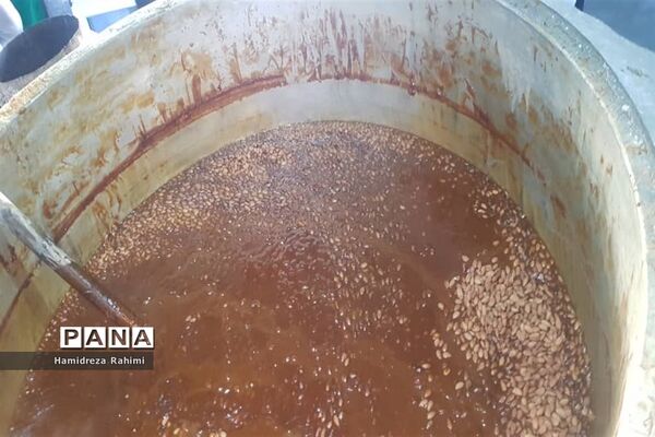 ایستگاه صلواتی؛ پخت و توزیع سمنو برای ۱۲۰۰۰ نفر