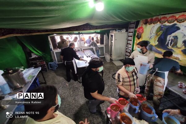 ایستگاه صلواتی؛ پخت و توزیع سمنو برای ۱۲۰۰۰ نفر