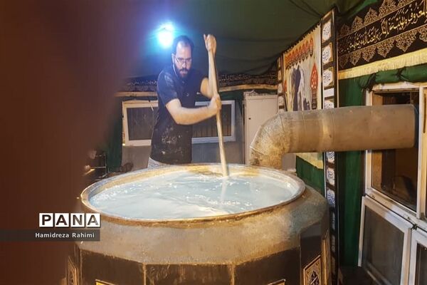 ایستگاه صلواتی؛ پخت و توزیع سمنو برای ۱۲۰۰۰ نفر