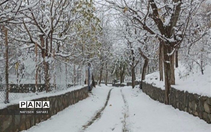 آغاز بارش برف و باران در جاده‌های  کوهستانی و انسداد راه‌ها