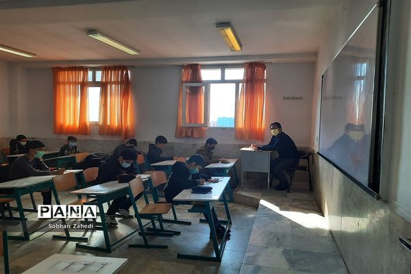 امتحانات حضوری  زیر سایه سنگین  کرونا در رودهن