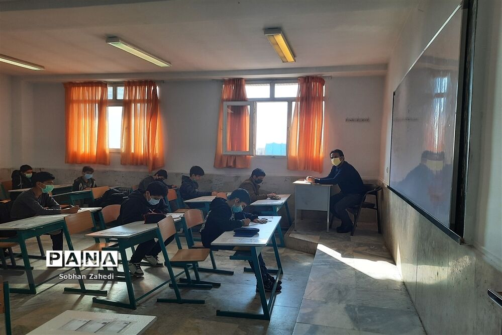 امتحانات حضوری  زیر سایه سنگین  کرونا در رودهن