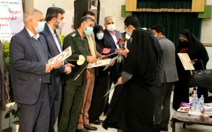تجلیل از خانواده شهدای فرهنگی و دانش‌آموز پاکدشت