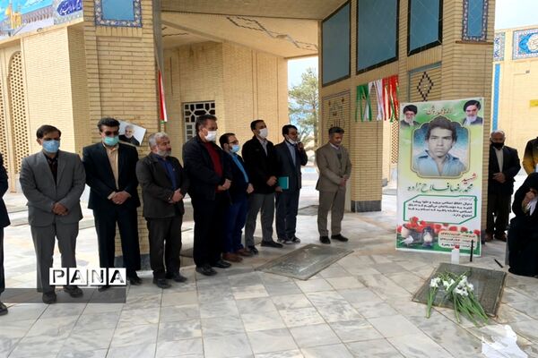 مراسم یادواره شهدا و طرح لاله‌های روشن دبستان شاهد ابرکوه