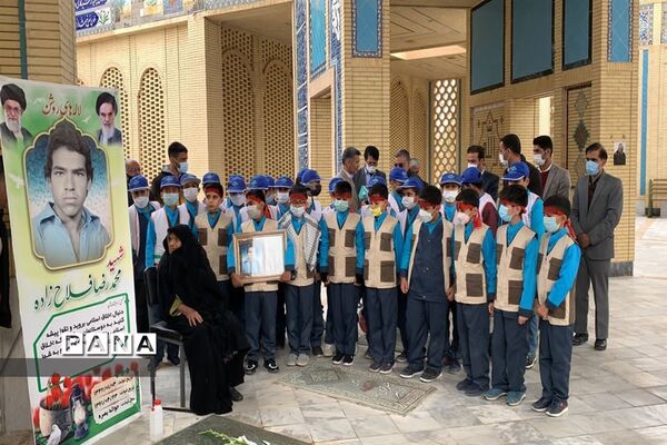 مراسم یادواره شهدا و طرح لاله‌های روشن دبستان شاهد ابرکوه