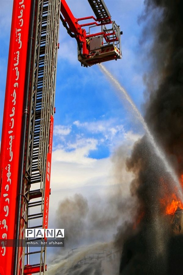 آتش سوزی درشهرک صنعتی اشتهارد