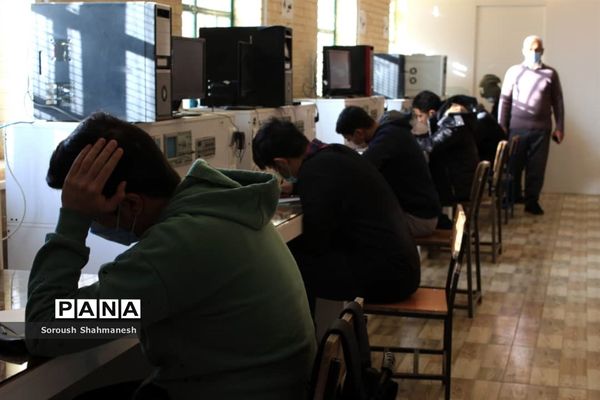 برگزاری امتحانات عملی رشته الکترونیک هنرستان فنی و حرفه‌ای معلم در شیراز