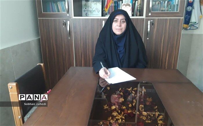 در جشن تکلیف تصویری از بندگی برای دانش‌آموز ثبت می‌شود