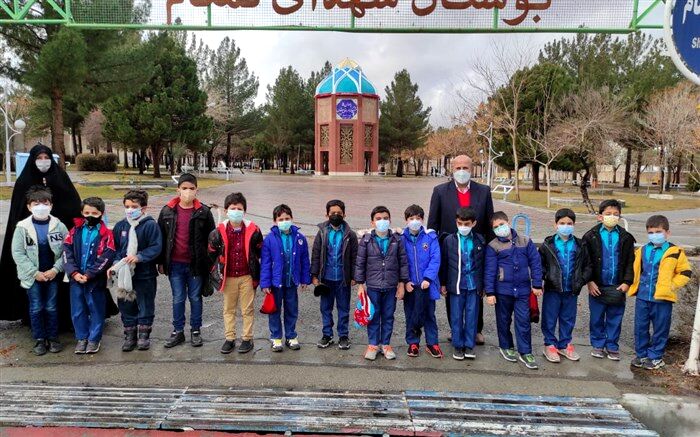گلباران و غبارروبی مزار شهدای گمنام توسط دانش‌آموزان دبستان علامه حلی 1