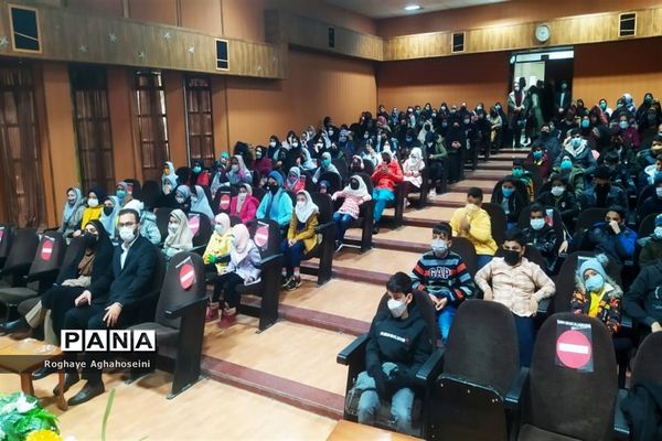 مراسم تجلیل از دانش‌آموزان مقام‌آور المپیاد رویش در ناحیه 4 شیراز