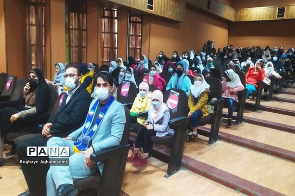 مراسم تجلیل از دانش‌آموزان مقام‌آور المپیاد رویش در ناحیه 4 شیراز