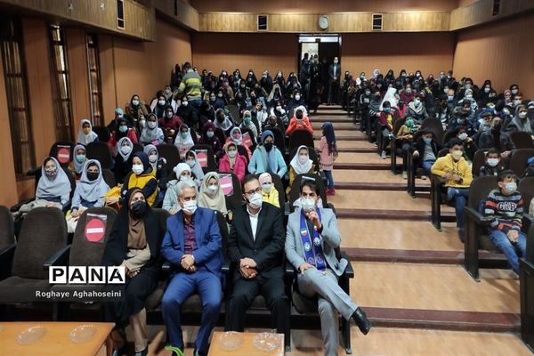 مراسم تجلیل از دانش‌آموزان مقام‌آور المپیاد رویش در ناحیه 4 شیراز