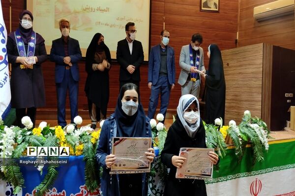 مراسم تجلیل از دانش‌آموزان مقام‌آور المپیاد رویش در ناحیه 4 شیراز