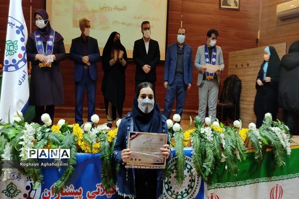 مراسم تجلیل از دانش‌آموزان مقام‌آور المپیاد رویش در ناحیه 4 شیراز