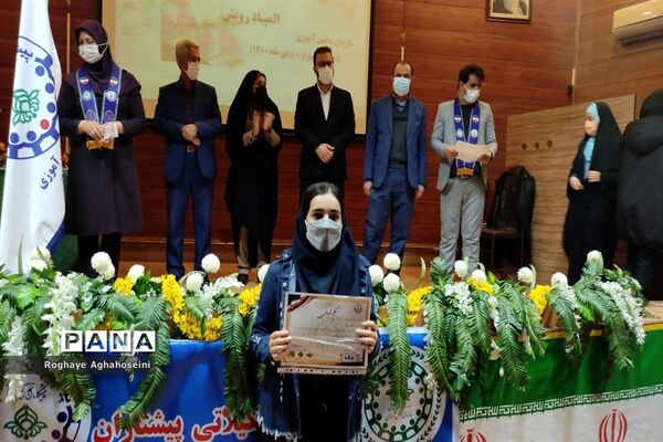مراسم تجلیل از دانش‌آموزان مقام‌آور المپیاد رویش در ناحیه 4 شیراز