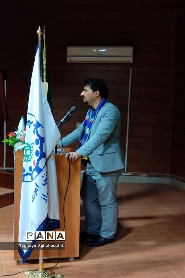 مراسم تجلیل از دانش‌آموزان مقام‌آور المپیاد رویش در ناحیه 4 شیراز