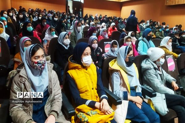 مراسم تجلیل از دانش‌آموزان مقام‌آور المپیاد رویش در ناحیه 4 شیراز