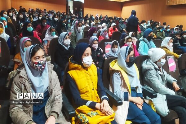 مراسم تجلیل از دانش‌آموزان مقام‌آور المپیاد رویش در ناحیه 4 شیراز