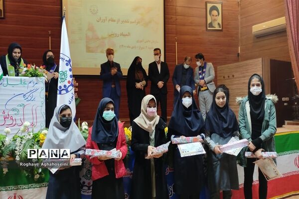 مراسم تجلیل از دانش‌آموزان مقام‌آور المپیاد رویش در ناحیه 4 شیراز