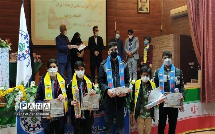 مراسم تجلیل از دانش‌آموزان مقام‌آور المپیاد رویش در ناحیه 4 شیراز 
