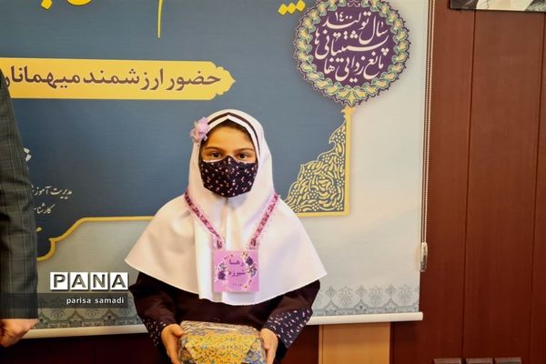 تقدیر از دانش‌آموزان  منتخب منطقه ۱۳ در تولید محتوای دهه بصیرت