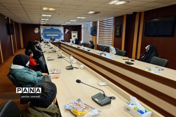 تقدیر از دانش‌آموزان  منتخب منطقه ۱۳ در تولید محتوای دهه بصیرت