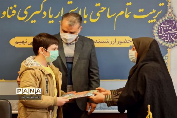 تقدیر از دانش‌آموزان  منتخب منطقه ۱۳ در تولید محتوای دهه بصیرت